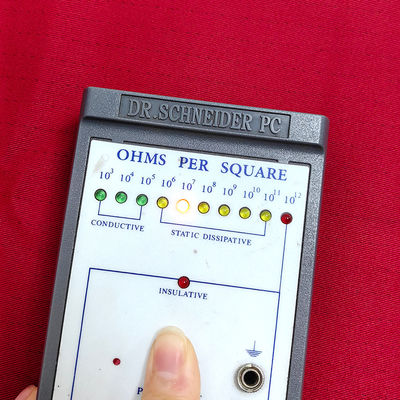 Merah Biru ESD Antistatik tahan api 99% Kapas + 1% Kain Filament Konduktif ESD Kain Pelapis