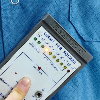 Blue Washable Cleanroom ESD Smock Pakaian Antistatik Pakaian dengan 96% Polyester + 4% Karbon